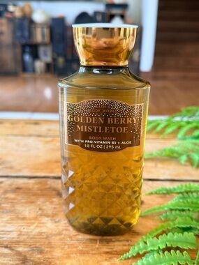 Bath & Body Works Golden Berry Mistletoe Body Wash - NEW